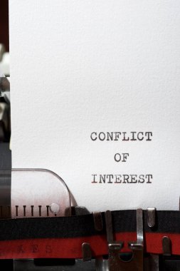 Bir daktilo ile yazılmış çıkar çatışması ifadesi.