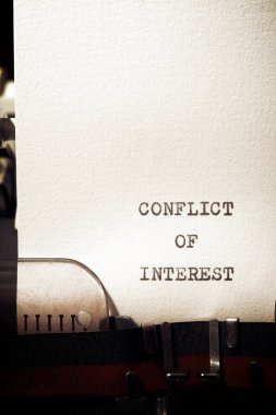 Bir daktilo ile yazılmış çıkar çatışması ifadesi.