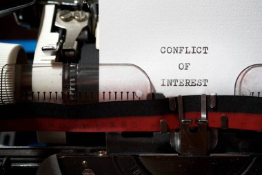 Bir daktilo ile yazılmış çıkar çatışması ifadesi.