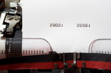 Bir daktilo ile yazılmış artılar ve eksiler.