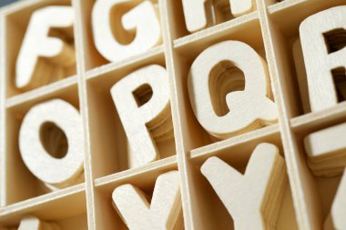 Kutuda ahşap harfler.