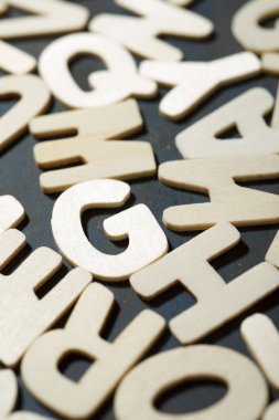 Masadaki tahta harfler..