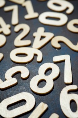 Masadaki ahşap numaralar.