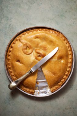 Tipik İspanyol mantarı ve börek olarak bilinen ton balıklı kek..