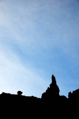 Canfranc Vadisi 'nde kayalık bir zirvenin silueti, Huesca ili, Pireneler, İspanya Aragon.