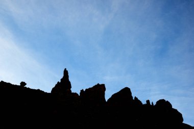 Canfranc Vadisi 'nde kayalık bir zirvenin silueti, Huesca ili, Pireneler, İspanya Aragon.
