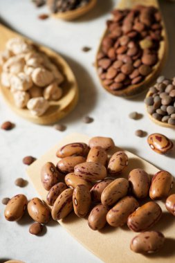 Farklı türde baklagil seçimi.