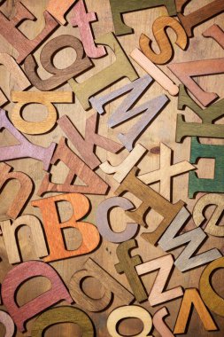 Ahşap bir masada tahta harfler..