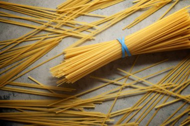 Taş masadaki spagetti..