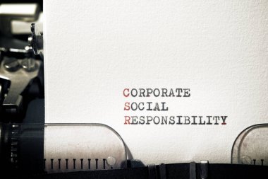 Bir daktilo ile yazılmış kurumsal sosyal sorumluluk ifadesi.