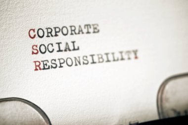 Bir daktilo ile yazılmış kurumsal sosyal sorumluluk ifadesi.