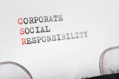 Bir daktilo ile yazılmış kurumsal sosyal sorumluluk ifadesi.