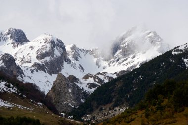 Pireneler tepeleri, Hecho Vadisi, Huesca Eyaleti, İspanya Aragon.