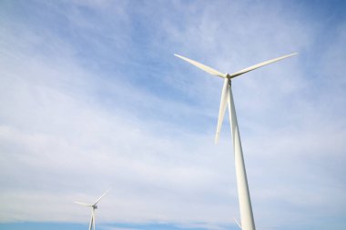 Elektrik üretimi için rüzgar türbinleri, Huesca bölgesi, Aragon, İspanya.