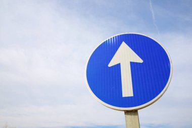 Araçlar için zorunlu yön sinyali.