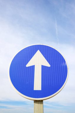 Araçlar için zorunlu yön sinyali.