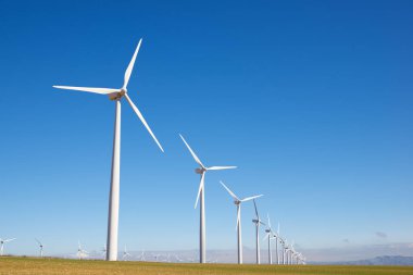 Elektrik üretimi için rüzgar türbinleri, Zaragoza ili, İspanya Aragon.