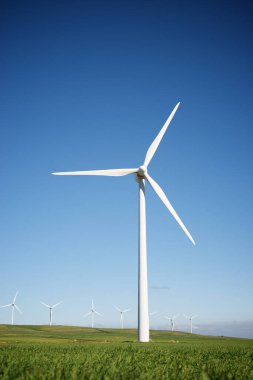 Elektrik üretimi için rüzgar türbinleri, Zaragoza ili, İspanya Aragon.