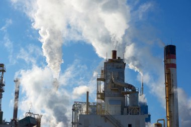 Zaragoza Eyaleti, İspanya 'daki bir kağıt fabrikasında bacalar..