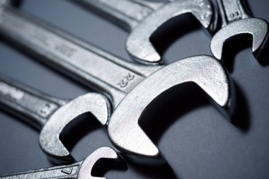 Gri bir masada anahtarlar.