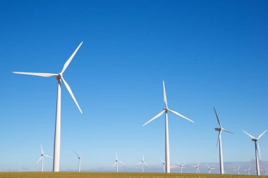 Elektrik üretimi için rüzgar türbinleri, Zaragoza ili, İspanya Aragon.