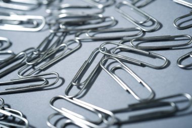 Gri bir masada ataç grubu.