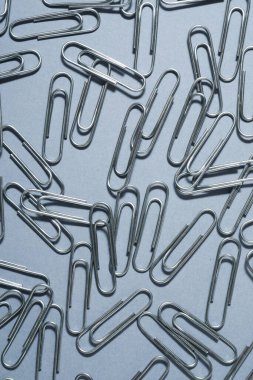 Gri bir masada ataç grubu.