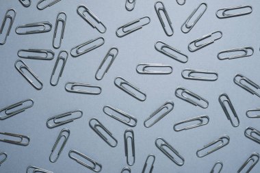 Gri bir masada ataç grubu.