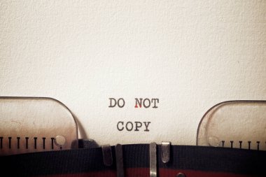 Bir daktilo ile yazılmış cümleyi kopyalama.