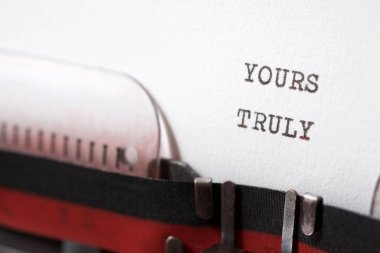 Saygılarımla, daktiloyla yazılmış..