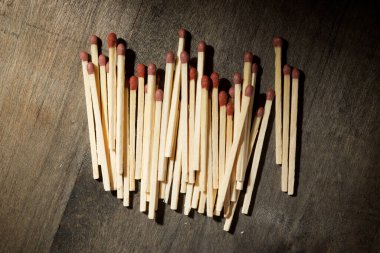 Tahta masadaki kibritler..