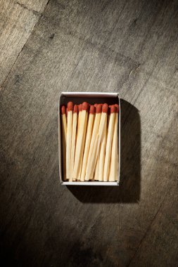 Tahta masadaki kibritler..