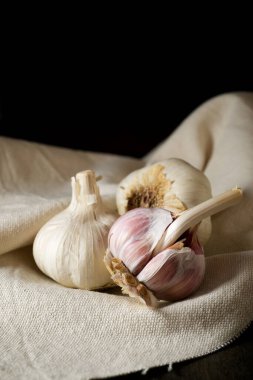 Beyaz masa örtüsüne sarımsaklı karanfil..