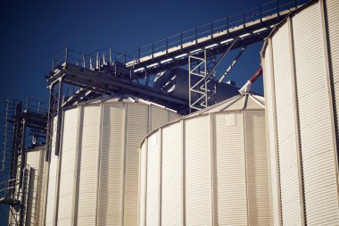 Bir çiftlikte metal tanklar, Zaragoza vilayeti, İspanya Aragon.