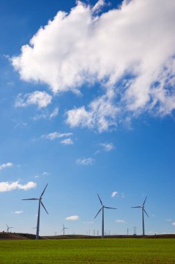 Elektrik üretimi için rüzgar türbinleri, Zaragoza ili, İspanya Aragon.