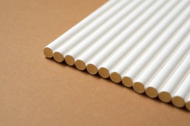 Kahverengi bir masada çevre dostu pipetler.