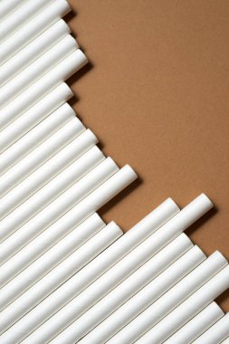 Kahverengi bir masada çevre dostu pipetler.