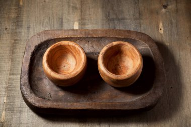 Ahşap bir masada tahta kaseler..