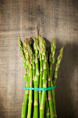 Ahşap bir masada yabani kuşkonmaz.