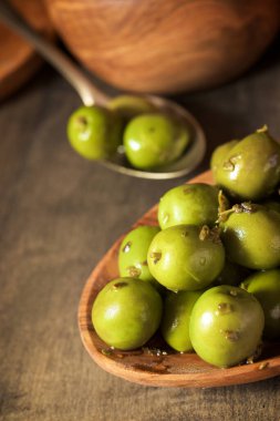 Tahta tabakta tipik İspanyol zeytinleri.