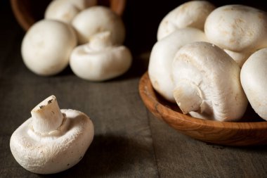 Tahta masadaki mantarlar..