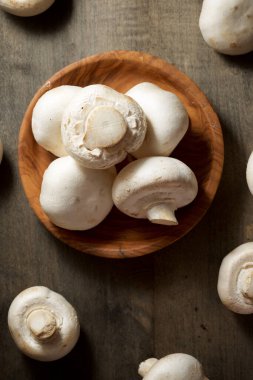 Tahta masadaki mantarlar..