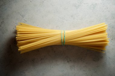 Taş masadaki spagetti..