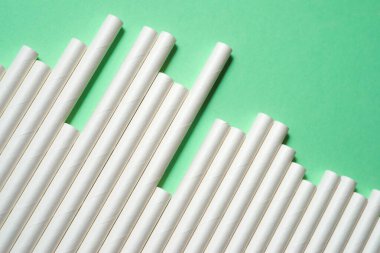 Çevre dostu pipetler yeşil masada.