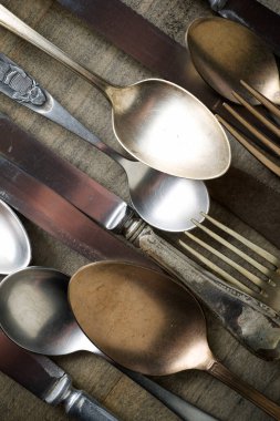 Mutfak çatal bıçak koleksiyonu ahşap bir masada..