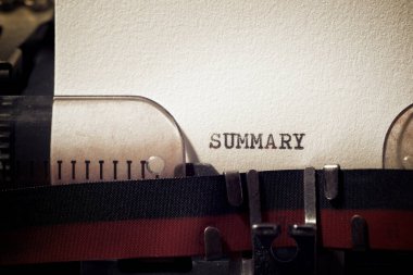 Daktiloyla yazılmış özet kelime.