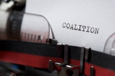 Koalisyon kelimesi daktiloyla yazılmış.