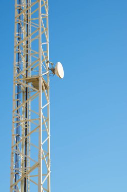 Açık mavi gökyüzü ile telekomünikasyon kulesi.