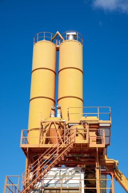 İnşaat için bir üretim tesisinde depolama tankları. Teruel Bölgesi, Aragon İspanya.