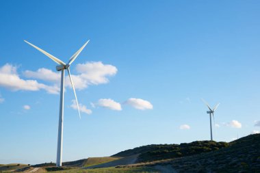 Elektrik üretimi için rüzgar türbinleri, Zaragoza ili, İspanya Aragon.